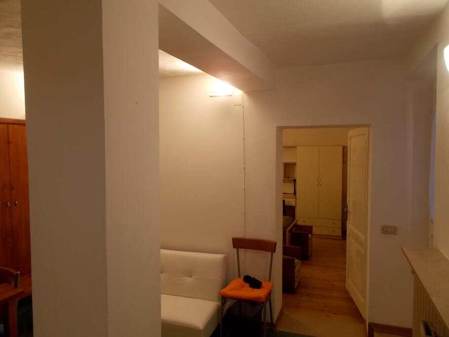Parte del soggiorno con vista sulla camera da letto.