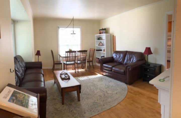 Quaint & Cozy Town Cottage Desirable N. Shore - Cedarburg, WI