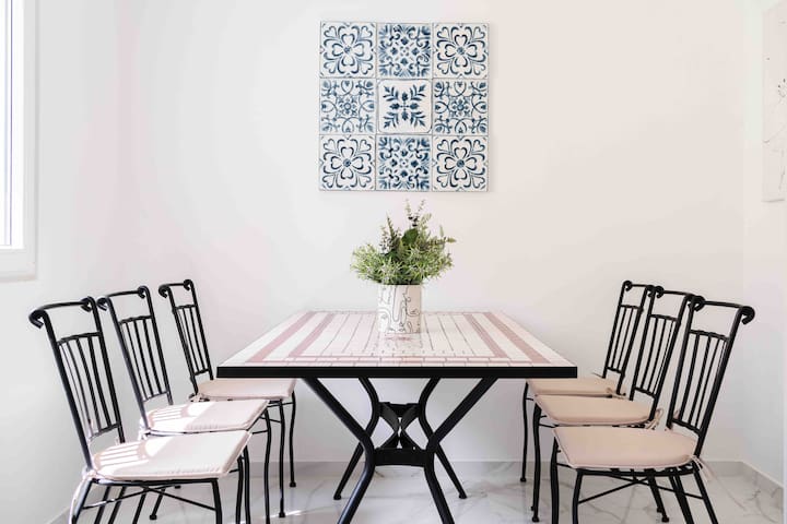 Shabby Chic 5 mins to Beach w/Huge Terrace