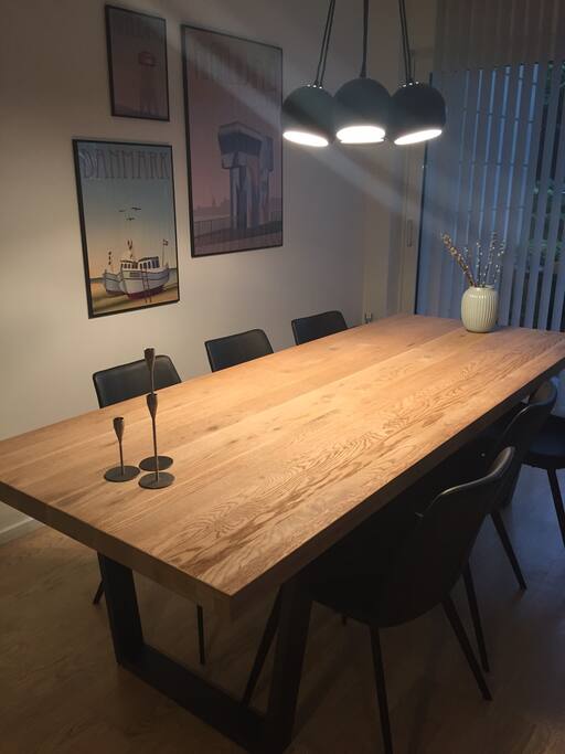 Spisebord med 6 læderstole.