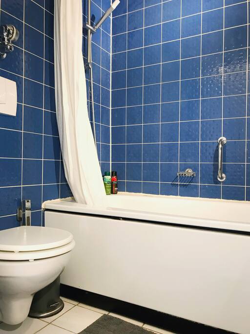 Bad mit Dusch-Badewanne und Toilette