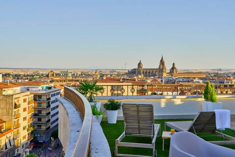 Centrally located penthouse with views, Wi-Fi + A/C, 2 bedrooms