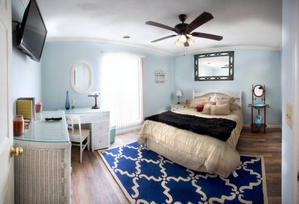 Queen bedroom