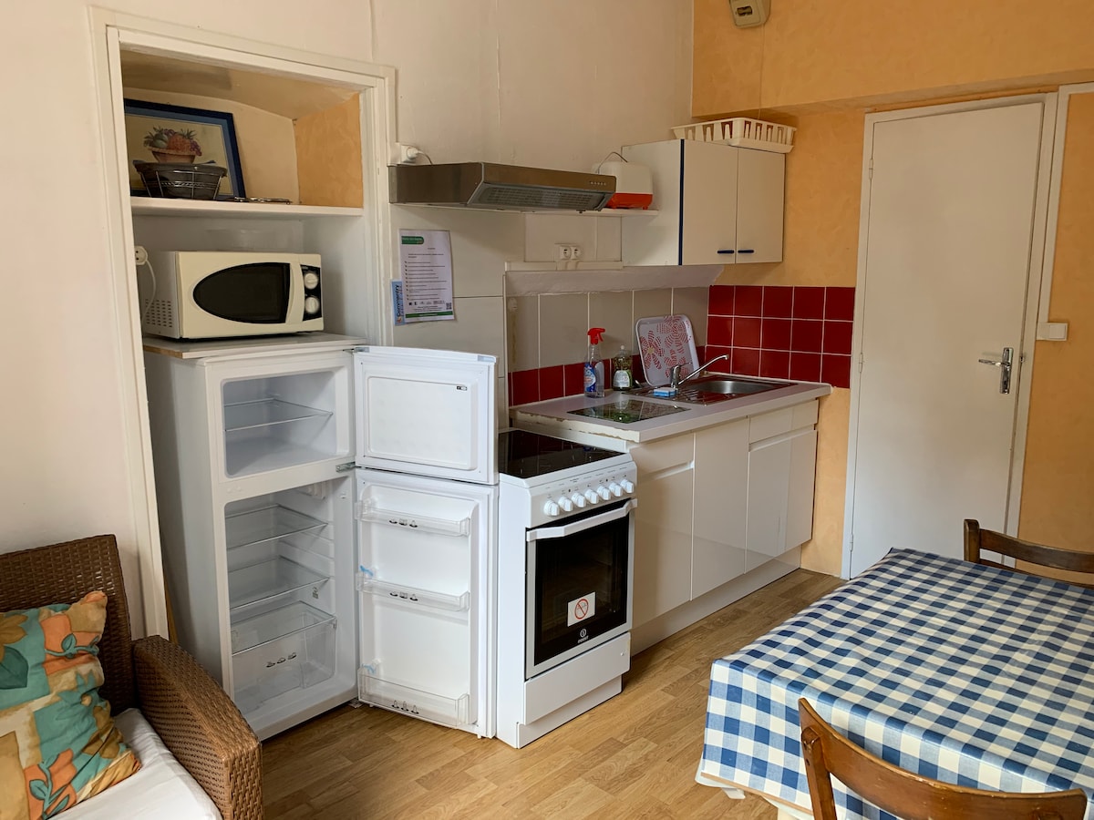 Annonce Airbnb populaire: Bristol Manor F1 N4 bright bedroom and kitchen à Néris Les Bains