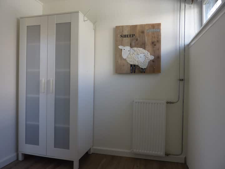 ארון בחדר השינה היחיד