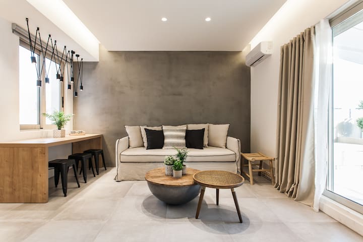 ** Bright Acropolis area apt, dream balcony **