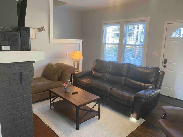 Campus Crest (A)-charming 2 bd close to campus! gallery image 5