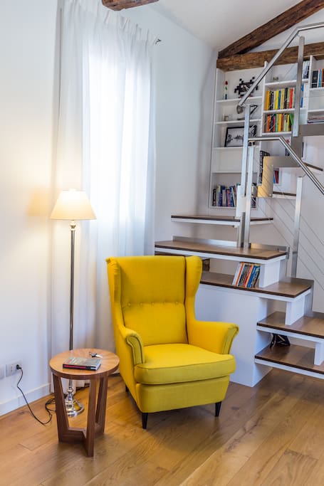 Cozy reading corner - in the apartment you will find many interesting books in several languages.