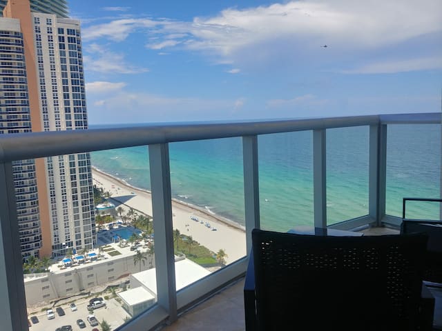 SUNNY ISLES LOVELY studio floor 24! (+ hotel fees)