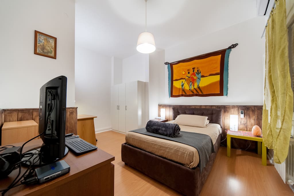 ROOM 1: TV with international live channels, and multimedia PC for taking some informations about events, Restaurants, culture and bus in Rome