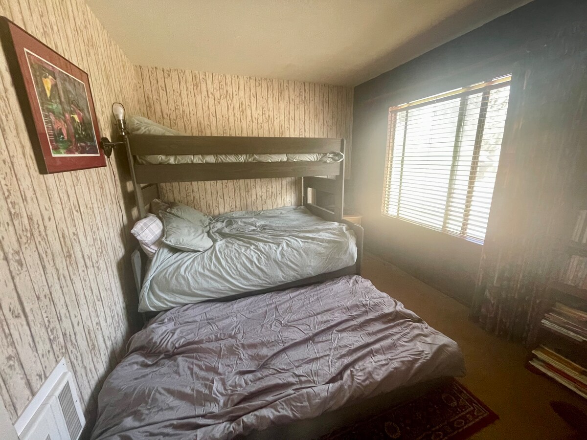 Trojlôžková poschodová posteľ. Jednolôžko hore, v strede, jednolôžko v dolnej časti.