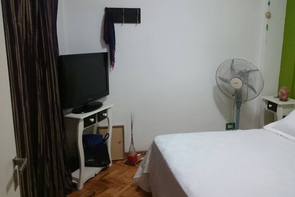 Dormitorio con ventilador, Tv flat screen 29", ventana, cama 2 plazas