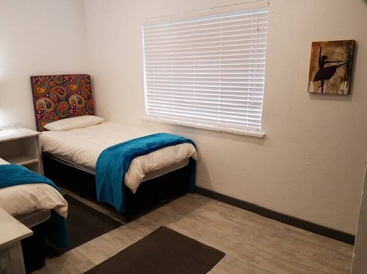 Задна спалня.  2 единични легла. 