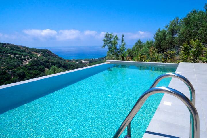Villa Levande, 2 BD & attic, pool, sea view!