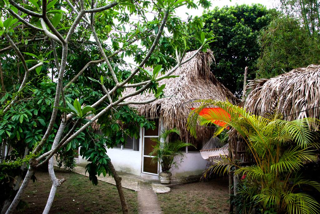 La cabaña cuenta con acceso independiente.