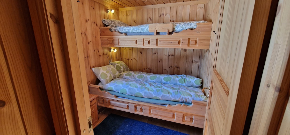 Spálňa 3. Spodná poschodová posteľ 120 cm. Overkøye 80 cm