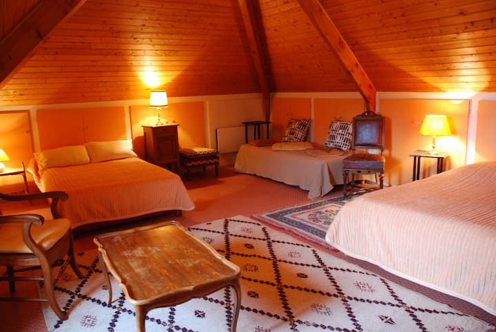 ห้องนอนขนาดใหญ่อีกห้องที่ชั้นบน