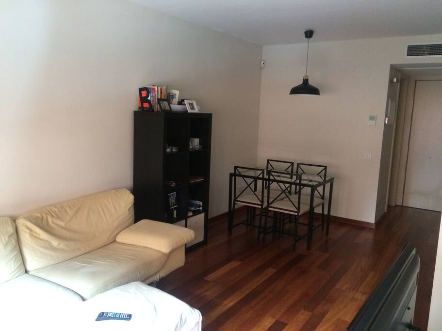 Cocina-comedor. El puf es una cama plegable. El sofá es super comodo (incluso para dormir). Aire acondicionado.