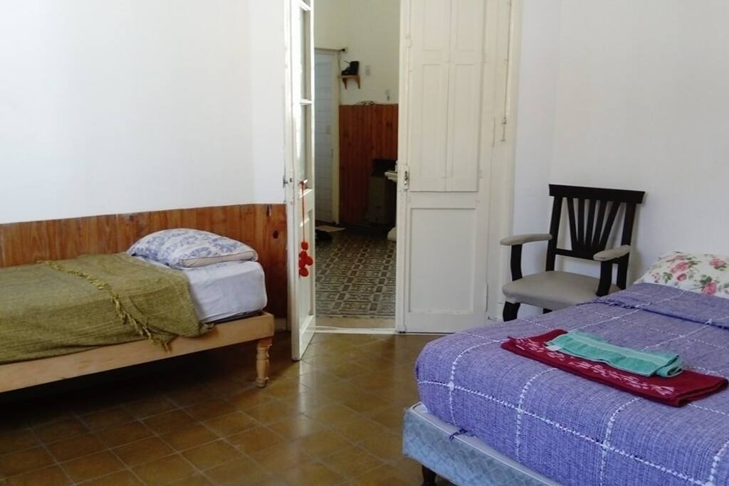 cama de dos plazas y una plaza
