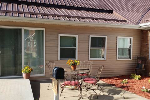 Pet friendly, 2 BR close to Mississippi River