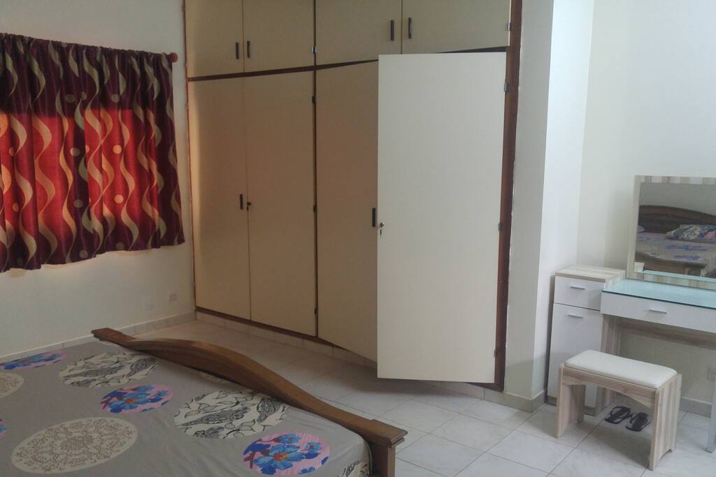 Chambre 1: Grands placards et coiffeuse
