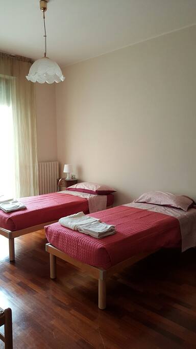 Stessa camera da letto della foto precedente con letti separati