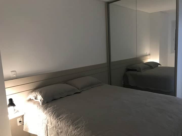 Veľká manželská posteľ Queen a pohodlné vankúše!