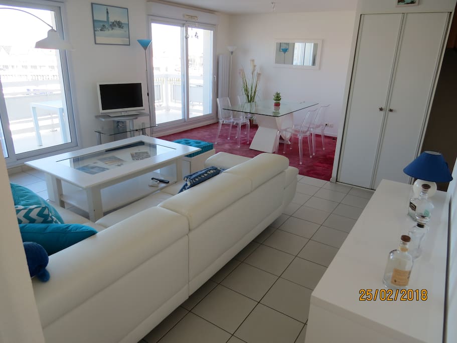 Pièce de vie de 30 m2 vue port avec balcon de 14 m2