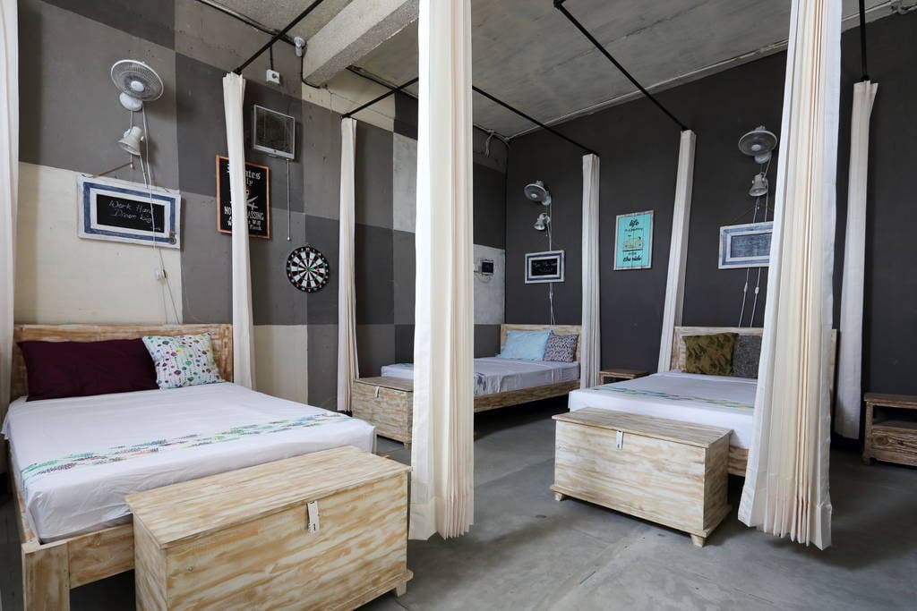 Barn N Bunk provide a share room that comes with 5 large single beds. Each of the beds have their own private curtains, wardrobe, fan, reading lamps, and padlocks. Suitable for family or groups. Solo travellers are welcome to share with others.