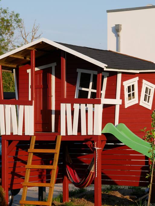 Stelzen-Spielhaus mit Rutsche