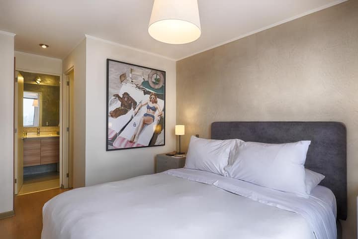 غرفة نوم مريحة بسرير بحجم كبير