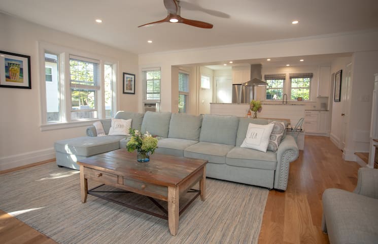 *WALKING DISTANCE TO EVERYTHING* 6BR + PARKING