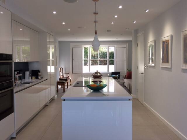 Charming, central, 5 BR house gallery image 3