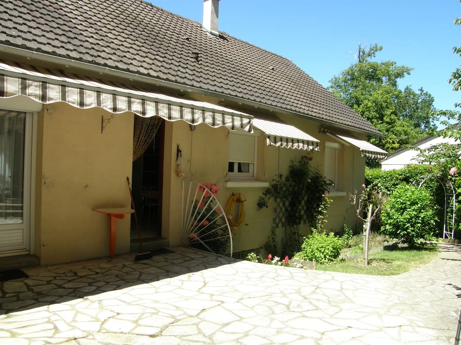façade arrière, avec terrasse, store ensoleillée matin et midi, table jardin, barbecue
