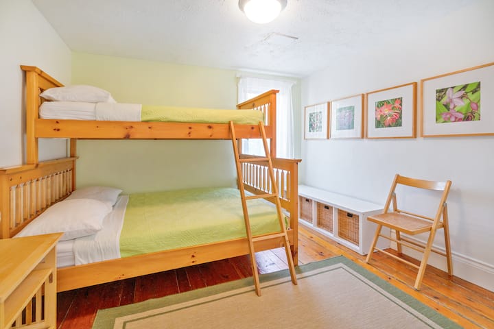 Dormitorio de invitados en el segundo nivel con litera de tamaño doble. Se proporcionan sábanas, mantas y almohadas limpias. 