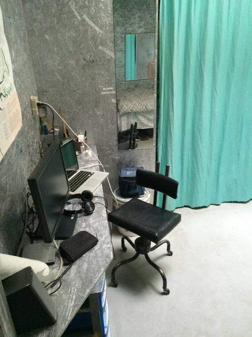 Small computer work station with Fios Wifi.