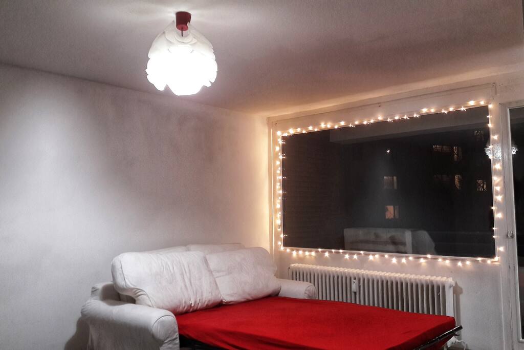 Sofa bed at night with lamp on (Schlafsofa am Abend mit geleuchteter Lampe)