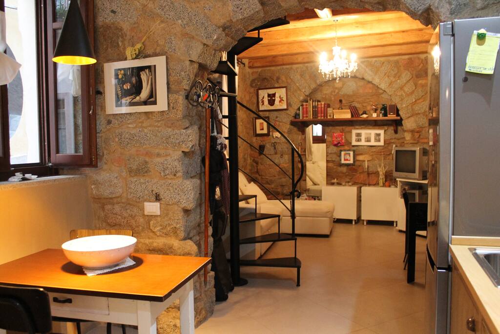 Complete view of the kitchen and living room- Visuale completa cucina e salone