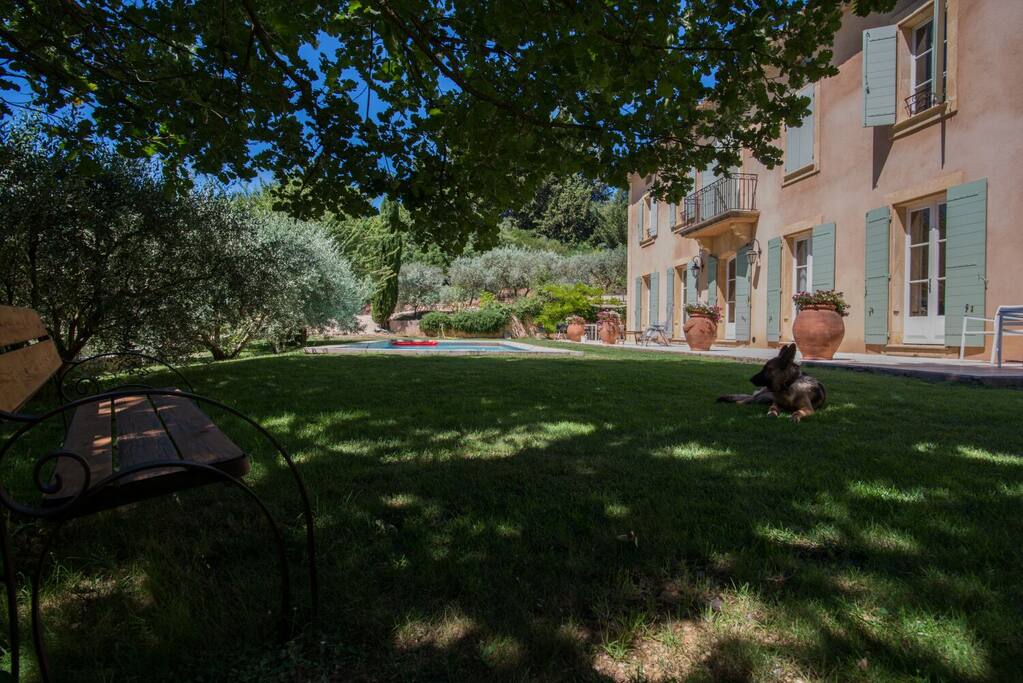 Au calme sur le banc sous le teà ne chêne, à côté de la piscine.