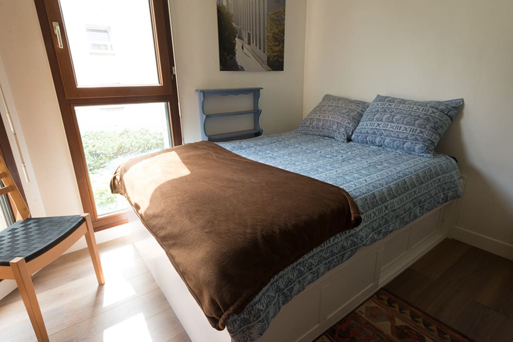 Chambre ensoleillée le matin