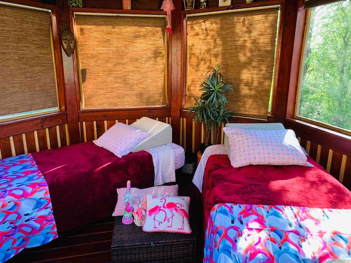 Dentro del cenador hay capacidad para dos personas. ¡Ahora tiene ventanas para evitar la lluvia!