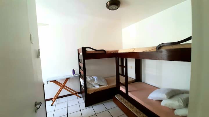 соба на спрат со пет кревети