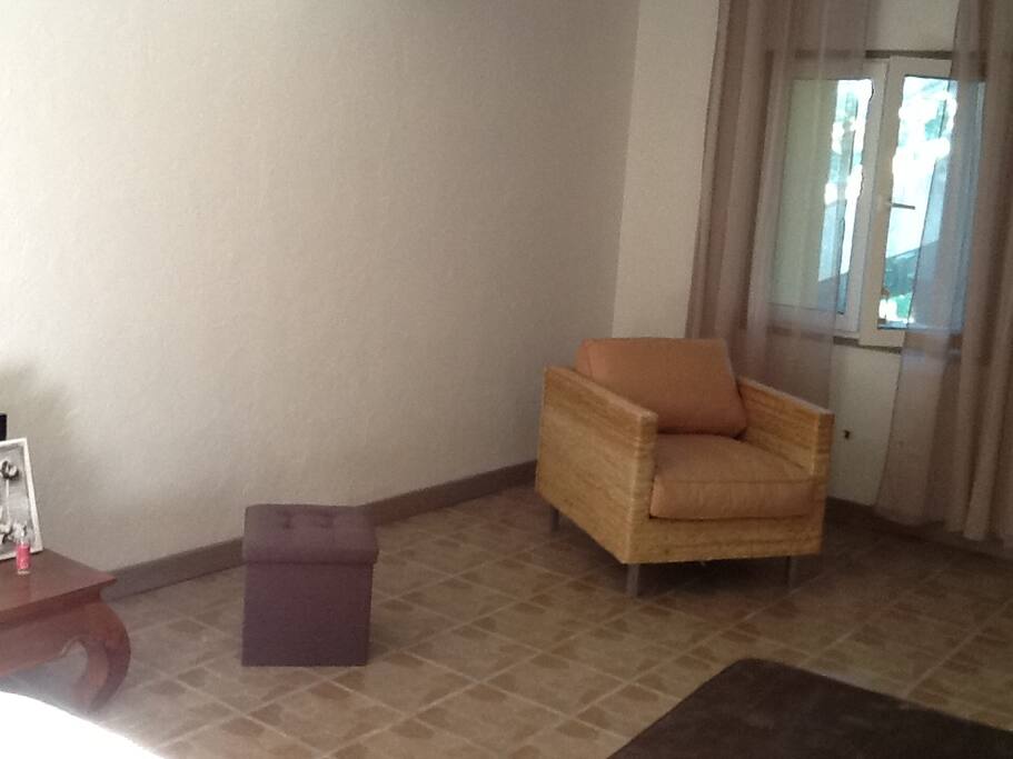 PETIT SALON AVEC UN REFRIGERATEUR