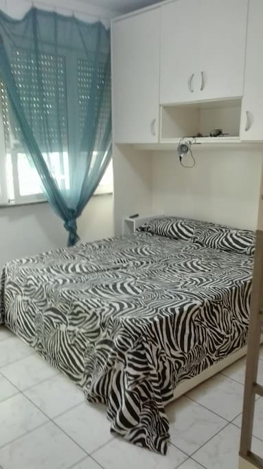camera 1 con balcone e, oltre al matrimoniale, dotata di letto singolo di servizio.