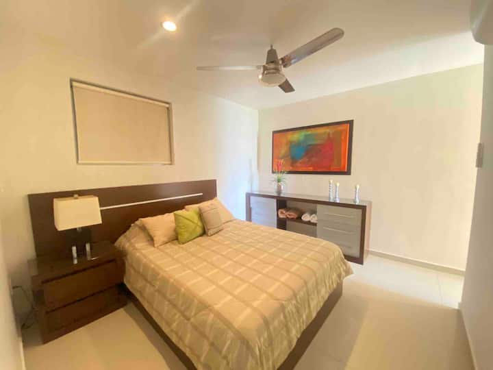 Recámara 2 con cama matrimonial, mini split, está recámara comparte el baño completo con la recámara 3