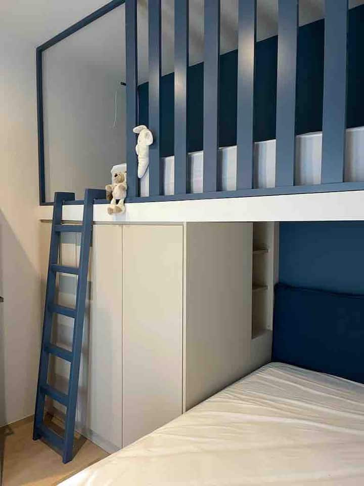 ห้องเด็กที่มีเตียงคู่หนึ่งเตียงและเตียงเดี่ยวหนึ่งเตียง