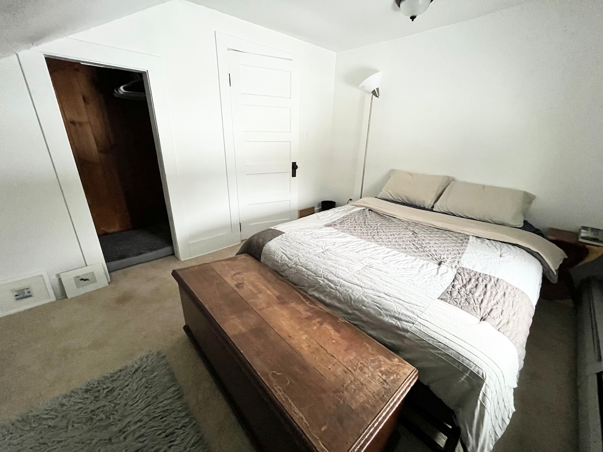 Esta habitación incluye una cama tamaño queen, un maletero y un armario.