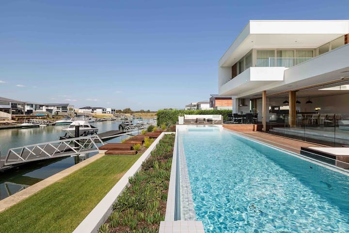 “Crown Cove” LUXURY Resort waterfront + 18m JETTY!