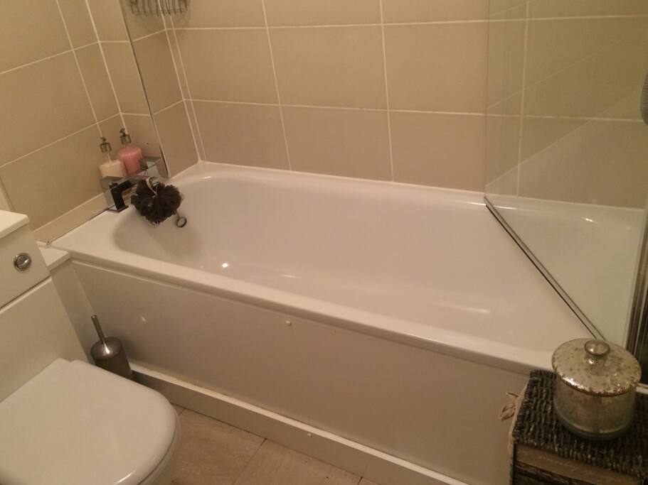lovely clean fresh bathroom, with bath and shower overhead