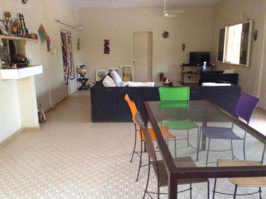 Le salon et la salle â manger est une partie commune au RDC partagée avec l'habitant qui y réside avec sa famille. Vous pouvez vous joindre à eux pour les repas ou goûters, voir des films ...